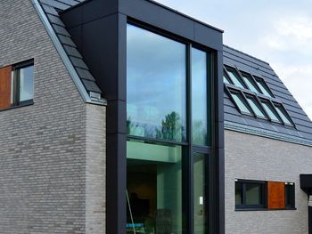 Modernes Wohnhaus mit großen Fenstern