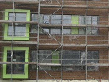 Rote Hausfassade mit Baugerüst