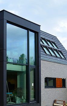 Modernes Wohnhaus mit großer Fensterfront