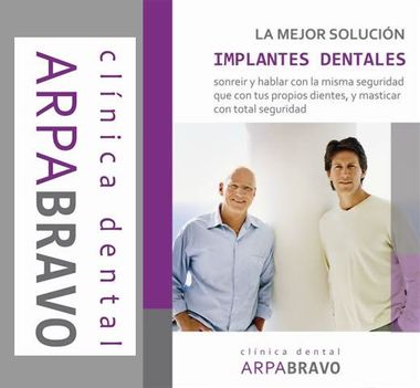 Un cartel de la Clínica Dental Arpabravo con dos hombres de pie uno al lado del otro.
