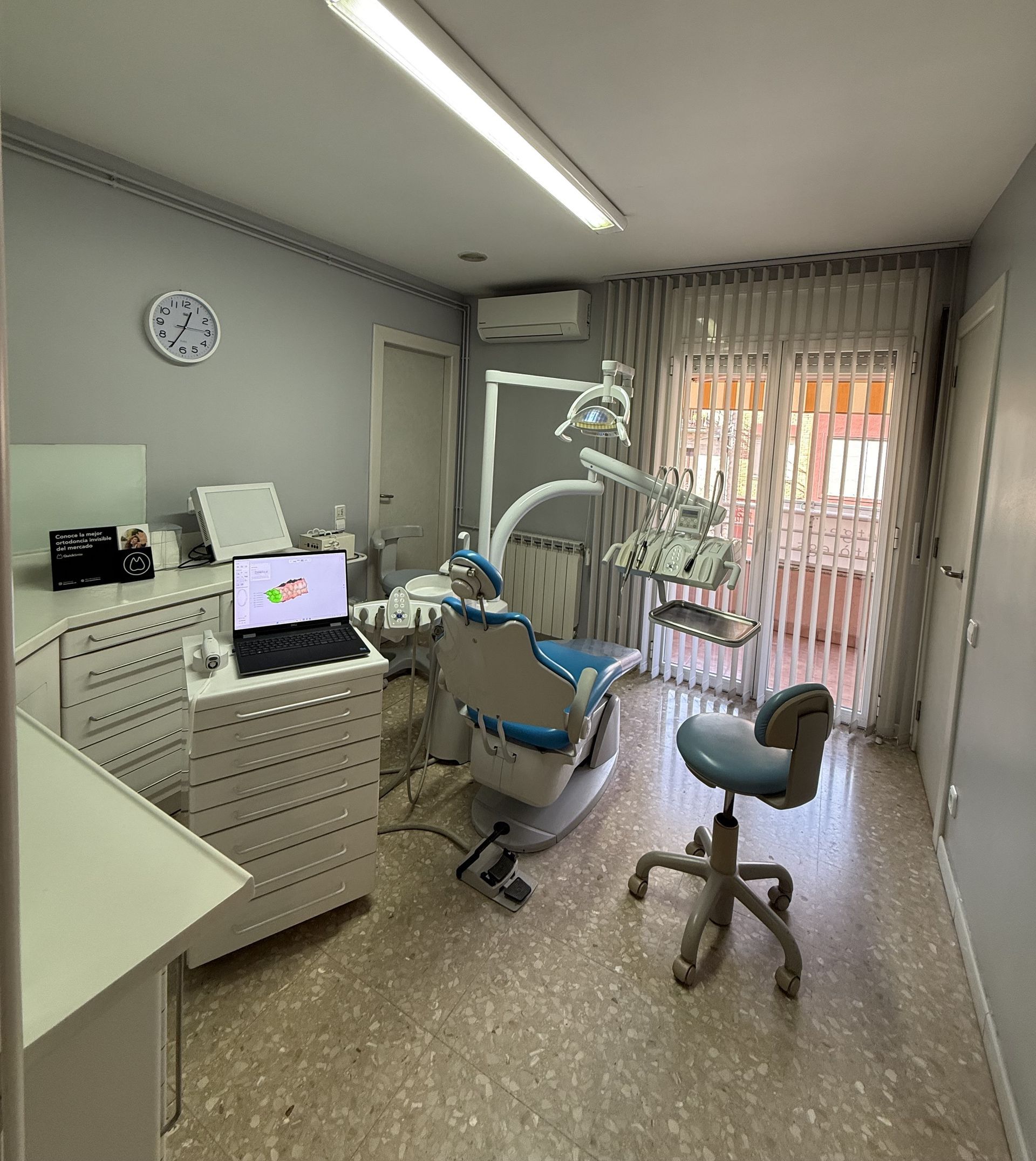 Un cartel de la Clínica Dental Arpabravo con dos hombres de pie uno al lado del otro.