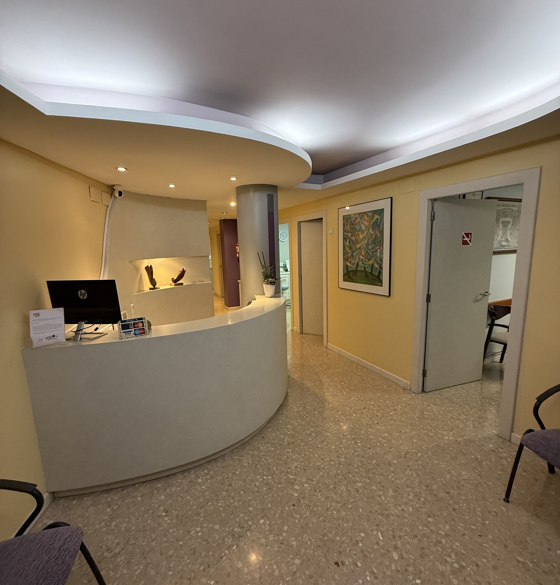 Un mostrador blanco con una planta encima en una habitación.