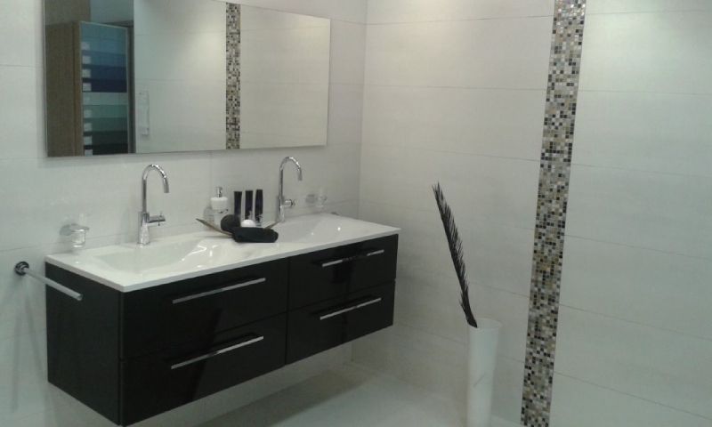 Schwarzer Waschtisch mit Spiegel und zwei Becken