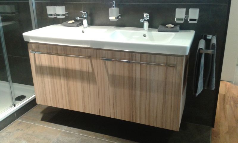 Zwei Waschbecken, integriert in eine Kommode für Stauraum