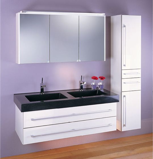 Zwei schwarze Waschbecken mit einem Badezimmerschrank