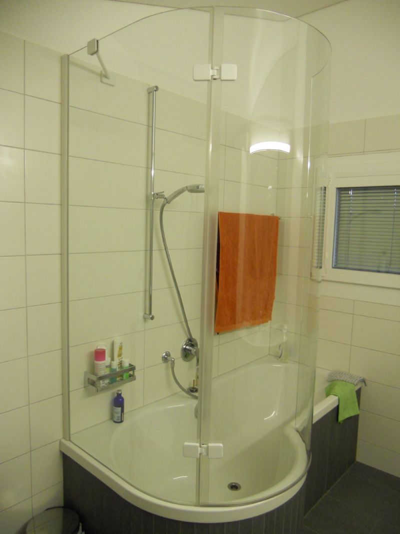 Dusche mit Glaswänden