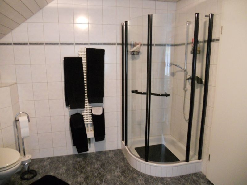 Moderne Dusche mit schwarzen Details