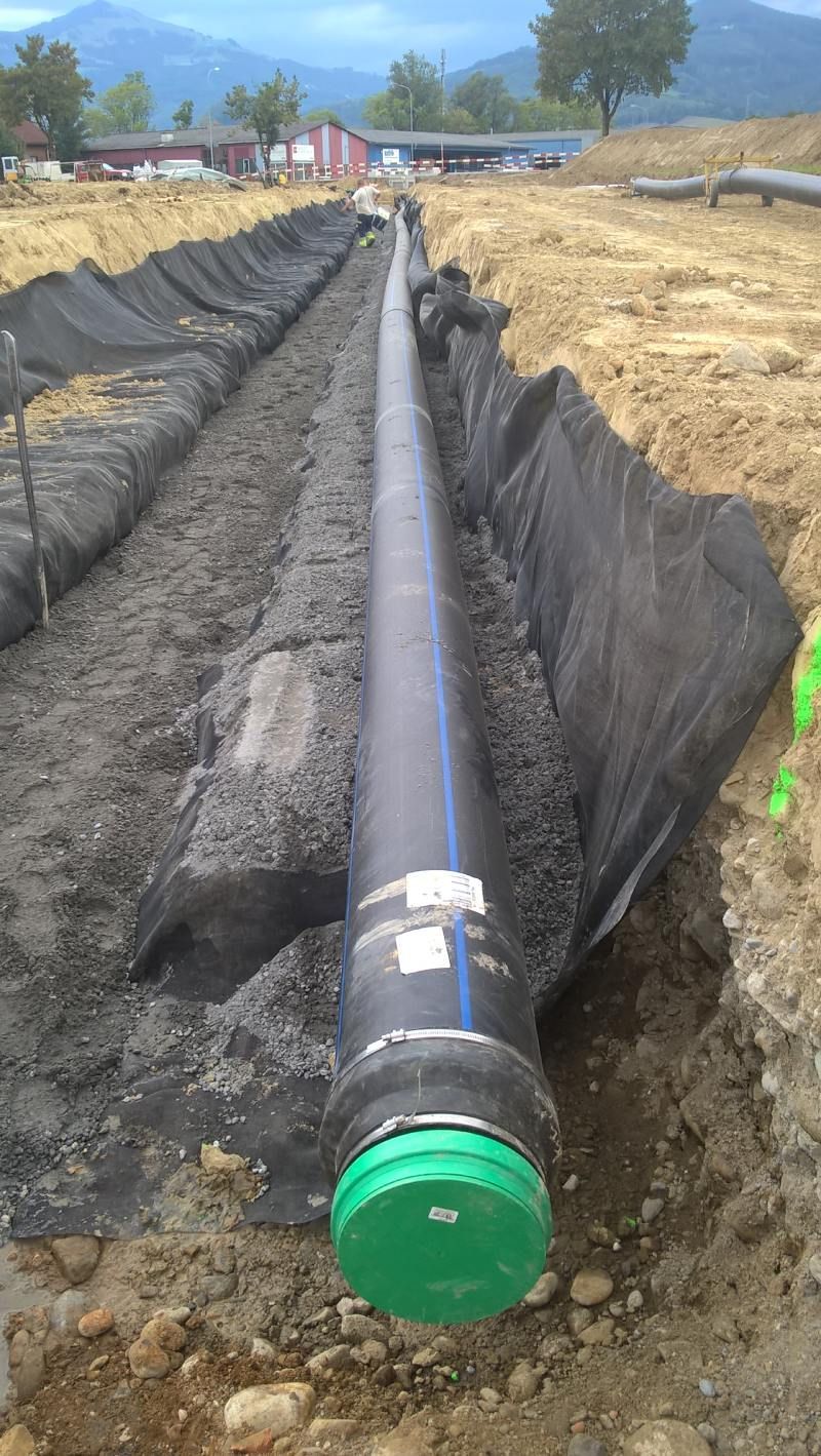 Hartmeyer AG – Wasser-Wärme-Gas – schwarzes großes Kunststoffrohr