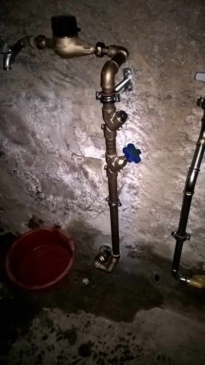 Hartmeyer AG – Wasser-Wärme-Gas – Metallrohr im Keller mit Ventilen