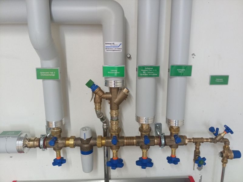 Hartmeyer AG – Wasser-Wärme-Gas – saubere Rohrinstallation an einer Hauswand
