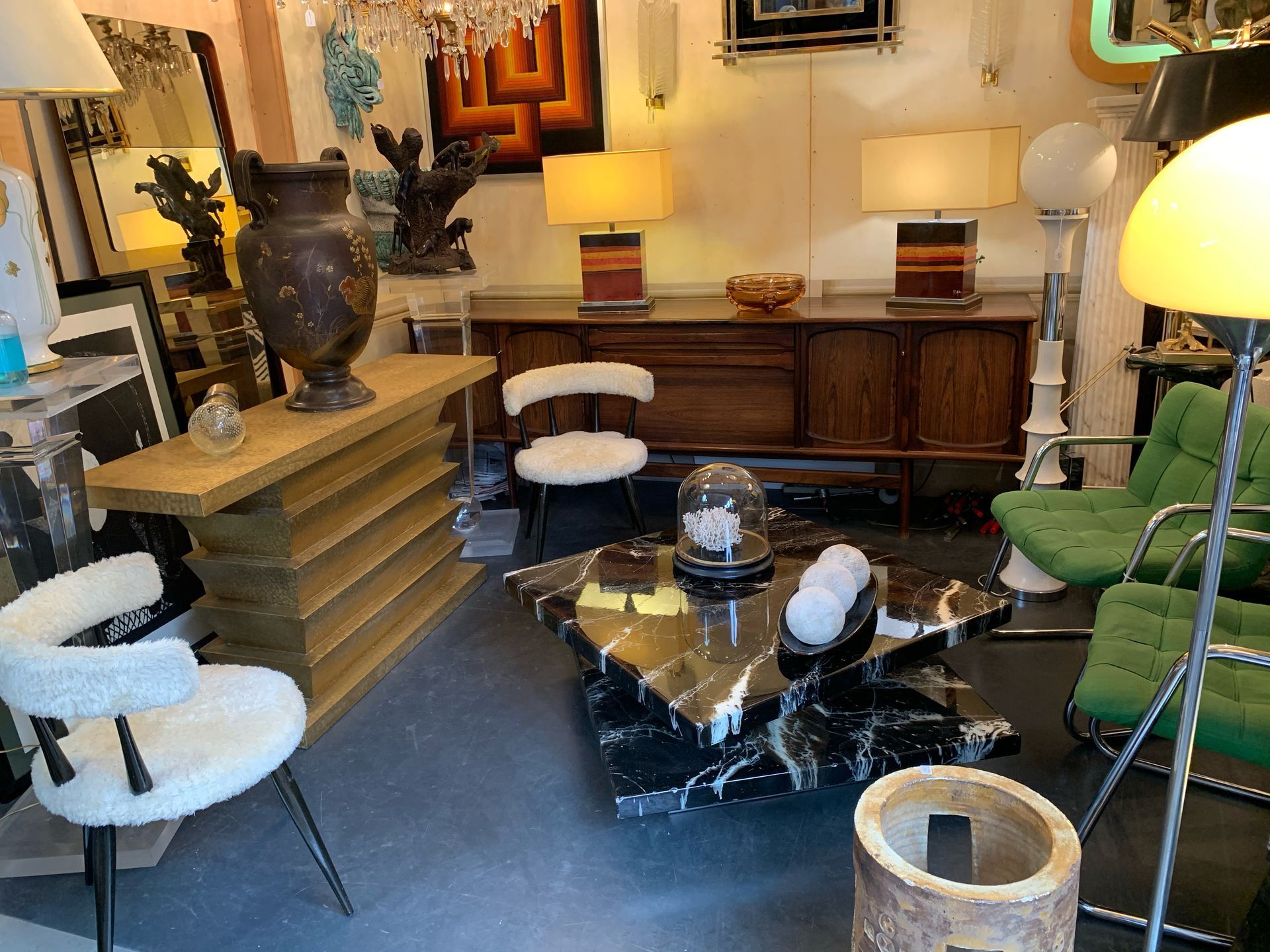 Meubles, fauteuils, lampes et vases de décoration