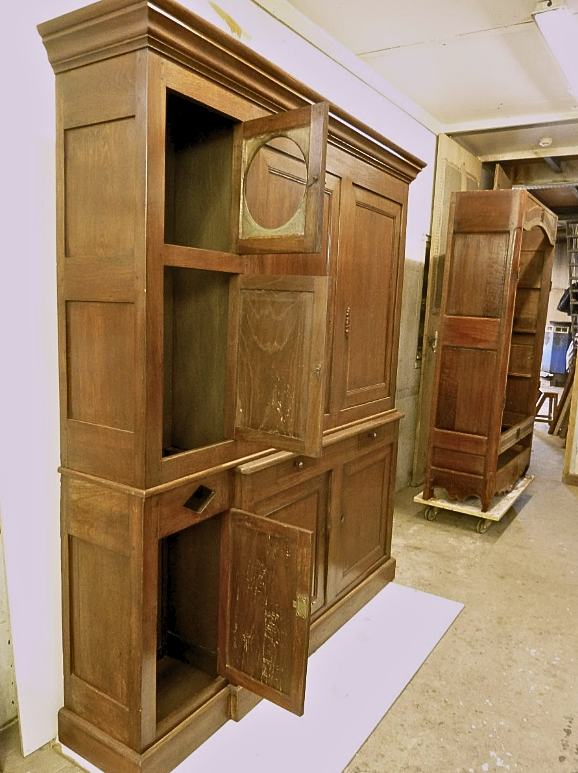 Un grand meuble en bois en cours de restauration.