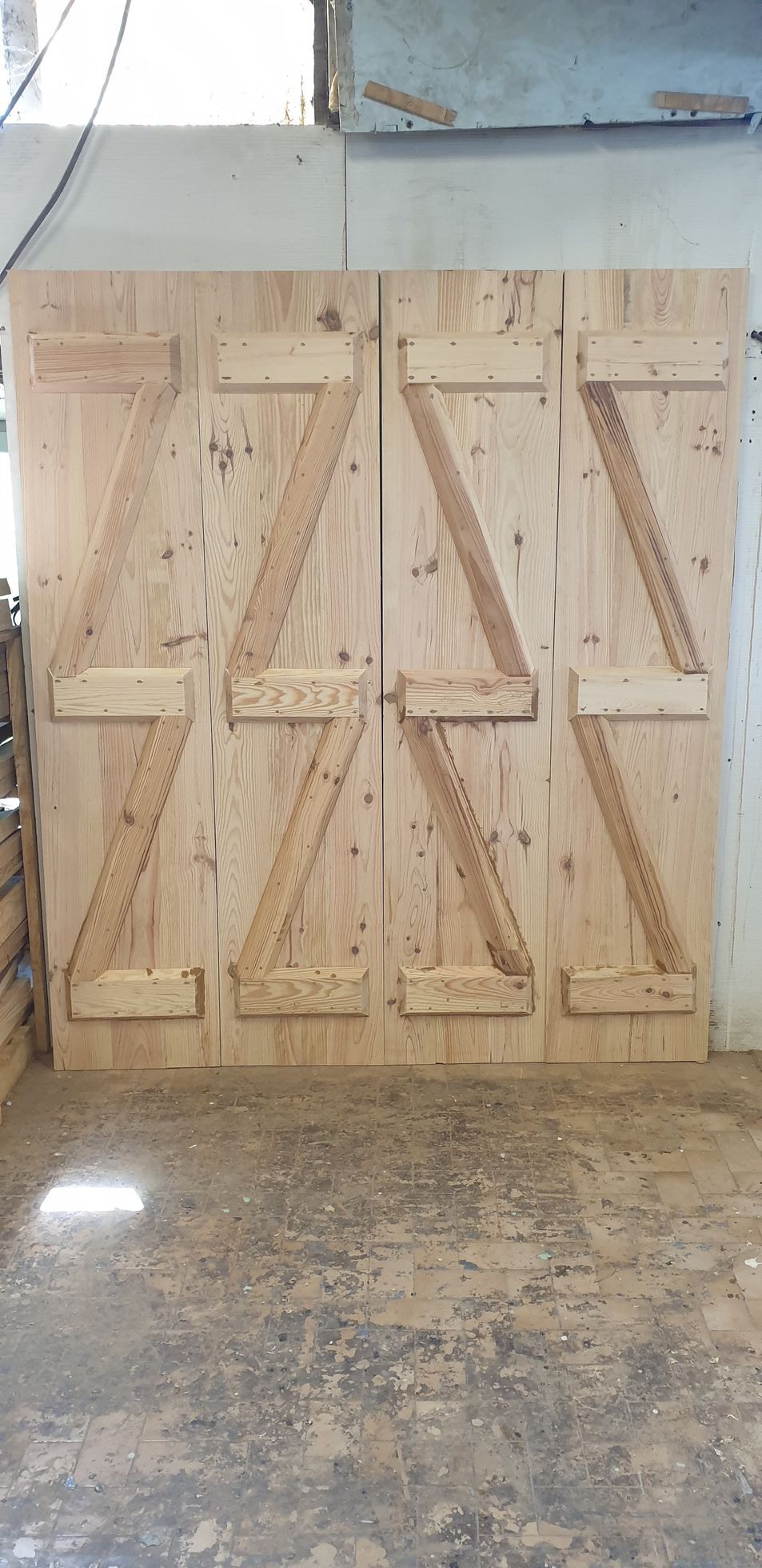 Volets battants en bois, ouverts.