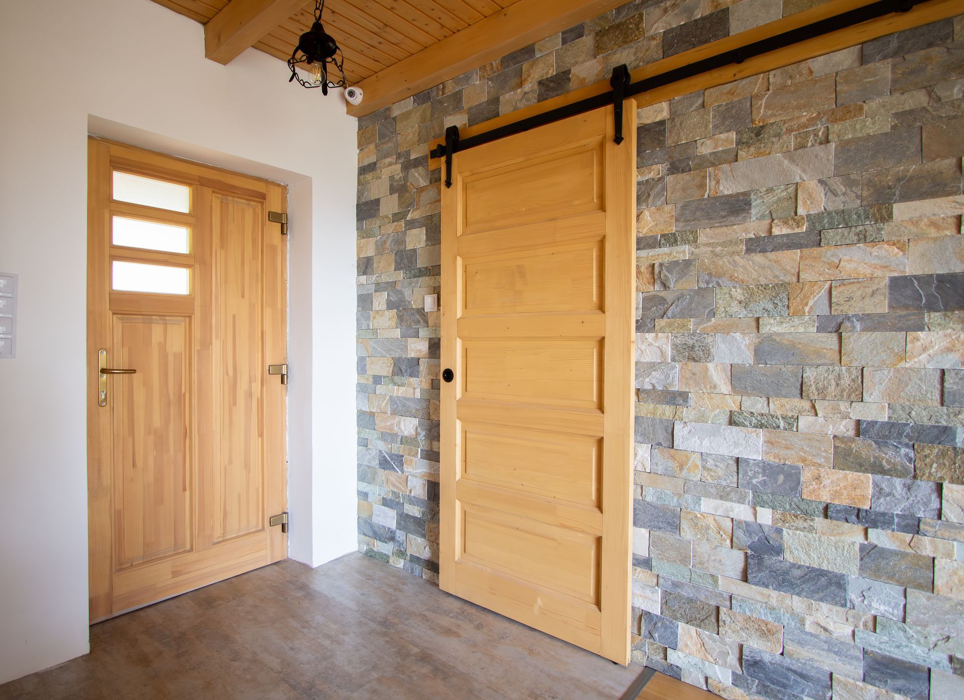 Une porte coulissante en bois.