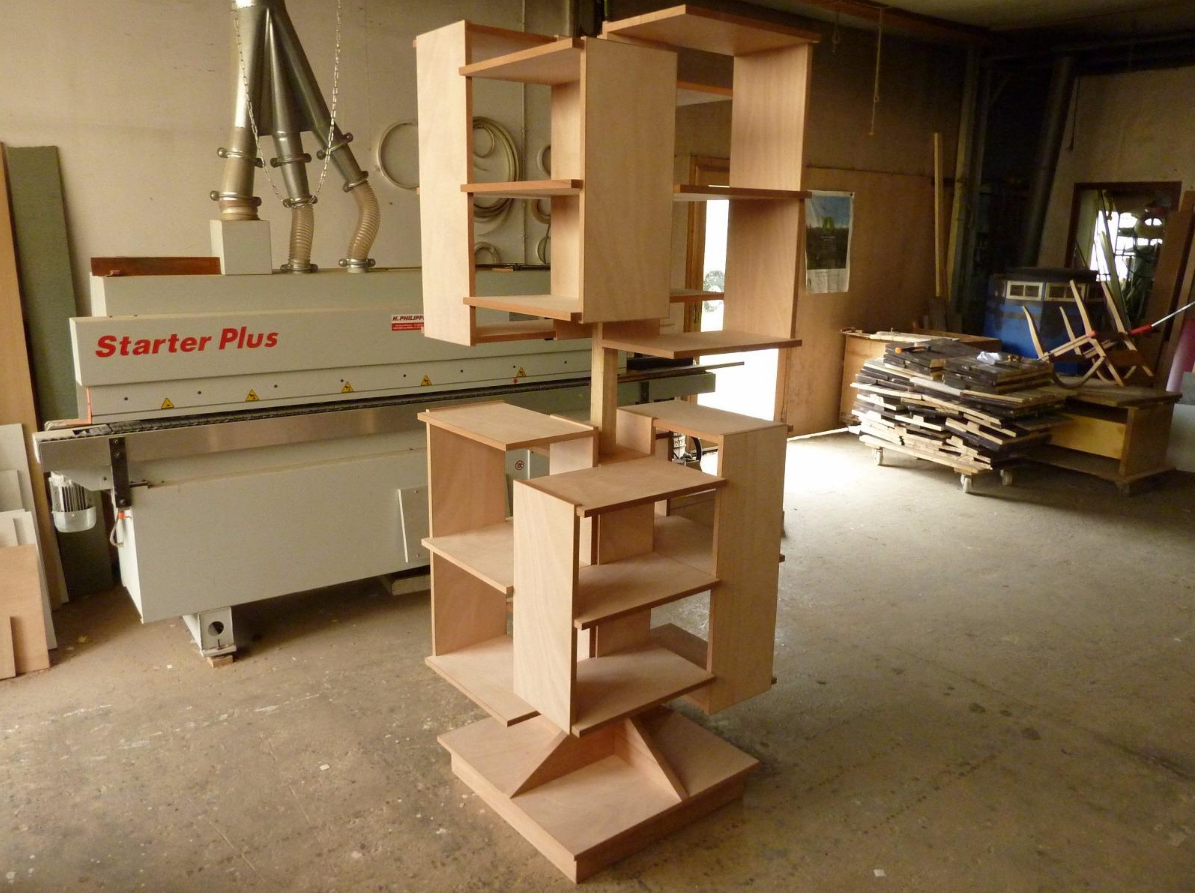 Une armoire en cours de fabrication, dans un atelier.