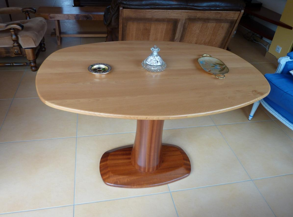 Une petite table en bois, vue de haut.