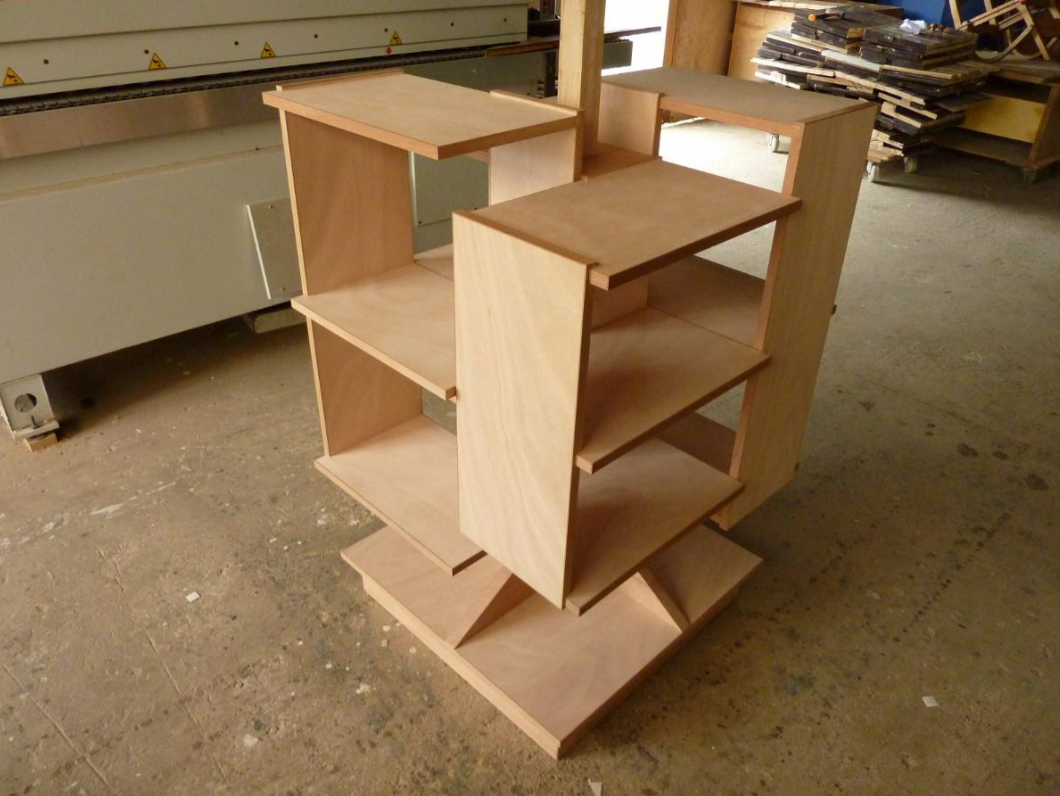 Une armoire en cours de fabrication.