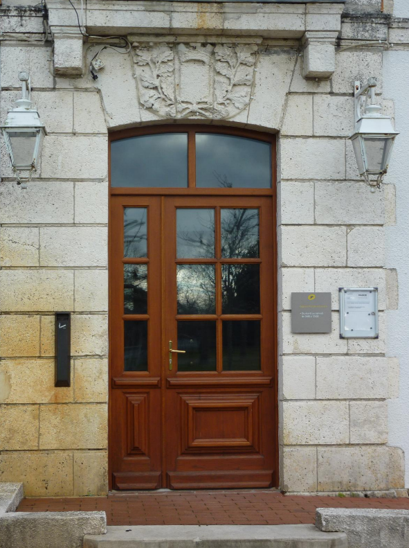 Une porte d'entrée sur mesure, en bois.