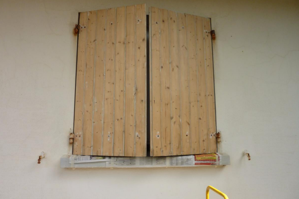Volets battants en bois, fermés.