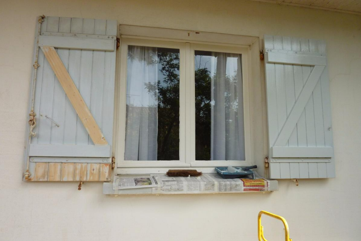 Volets battants en bois, ouverts.