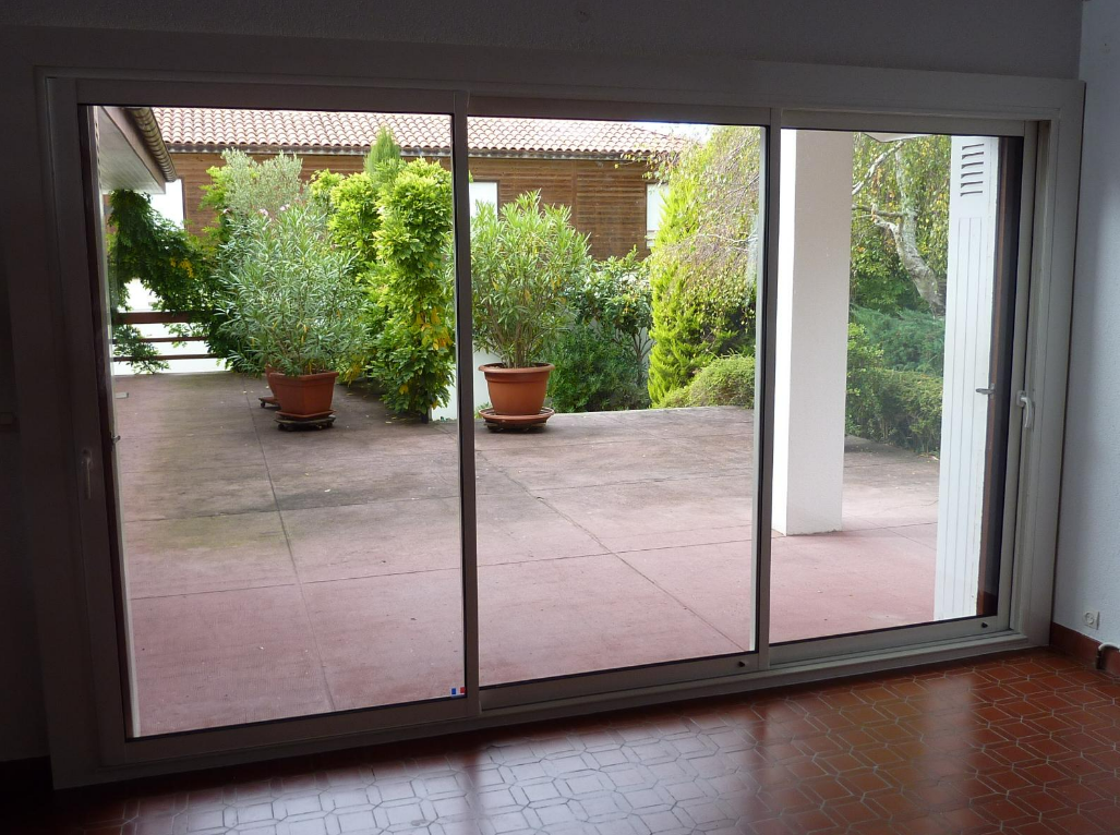 Des portes coulissantes en verre.