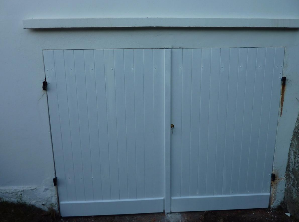 Une porte de garage en bois.