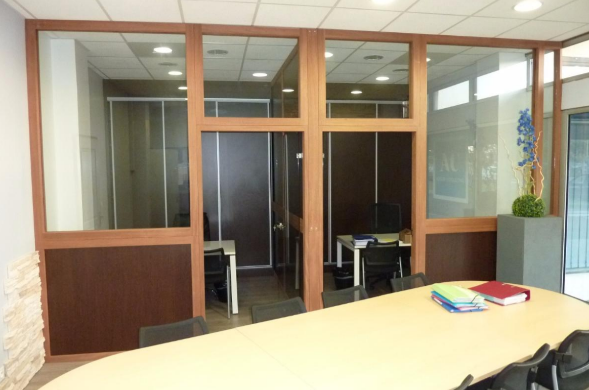 Cloison intérieure avec porte et vitres intégrées.