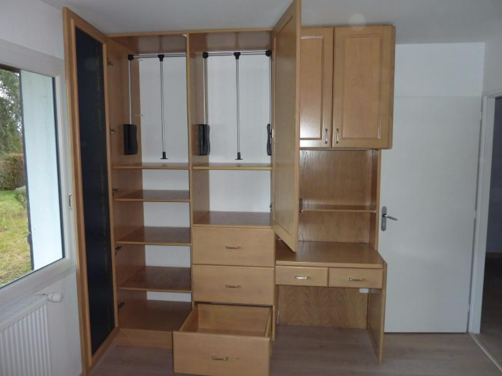 Armoire encastrée en bois avec étagères, tiroirs et penderie.