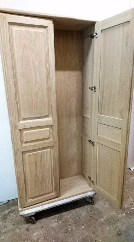 Une armoire vide, ouverte.