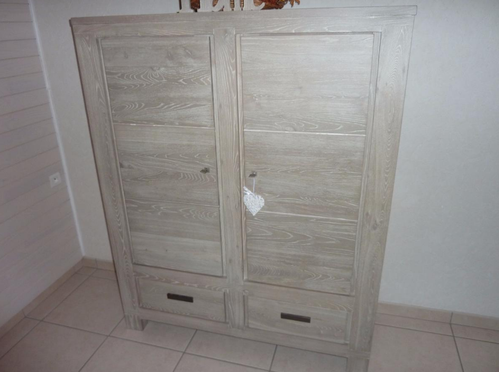 Un petit meuble de rangement en bois.