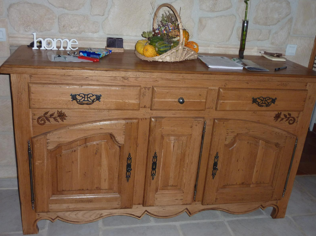 Un meuble en bois avec des tiroirs et des portes de placard.