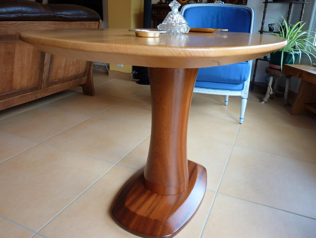 Une petite table en bois.
