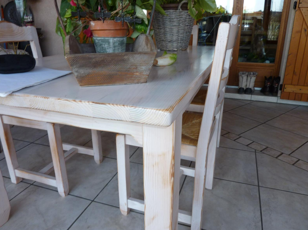 Une table en bois recouverte de peinture blanche.