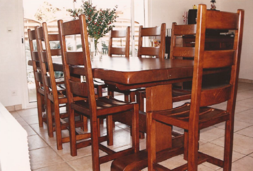 Une table et des chaises en bois.