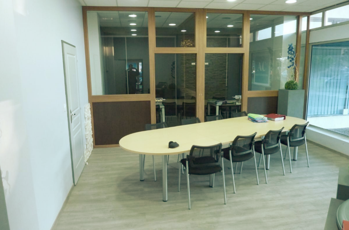 Salle de réunion moderne avec une cloison vitrée.