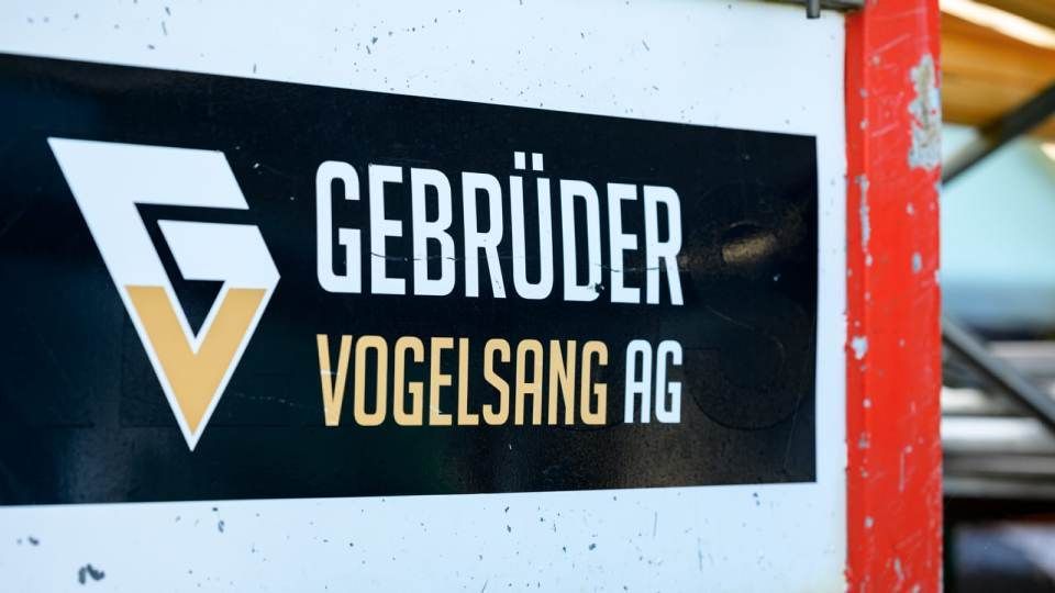 Logo der Gebrüder Vogelsang AG auf Auto