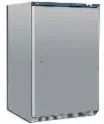 Un refrigerador plateado está sobre una superficie blanca.