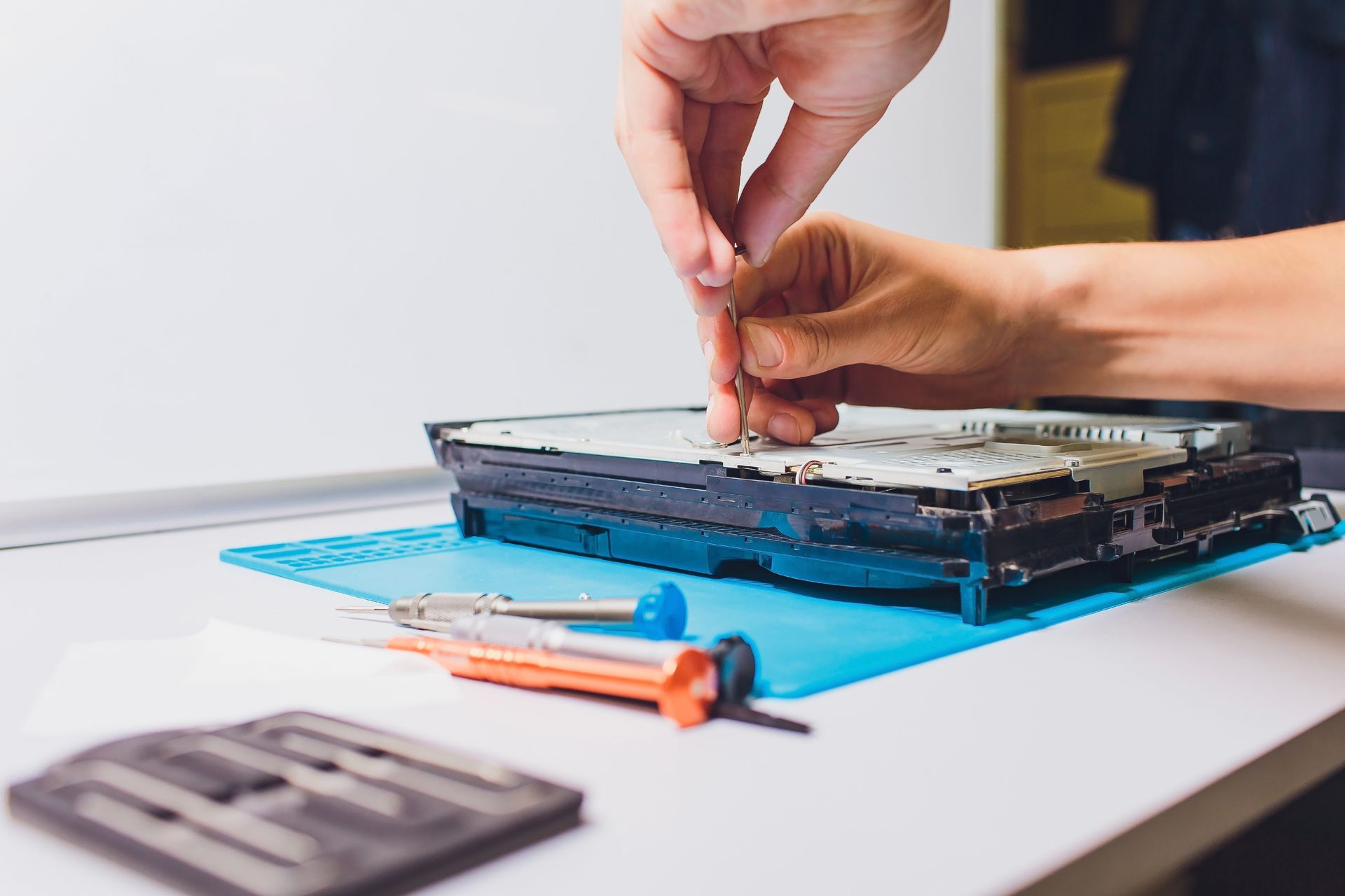 Une personne réparant un appareil électronique