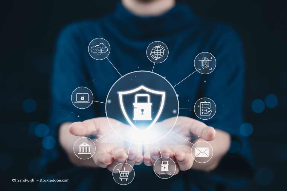 Eine Person hält ein Schild mit einem Vorhängeschloss in den Händen.