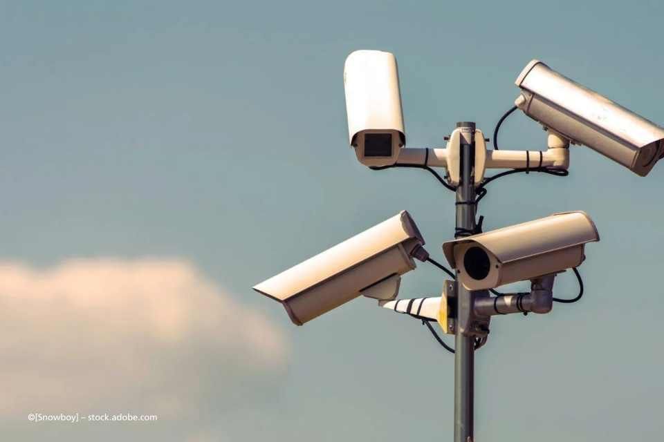 Ein Haufen Überwachungskameras auf einem Mast mit einem blauen Himmel im Hintergrund. Sicherheitsservice Waldheim GbR Inh. Uwe und Kerstin Rüdiger