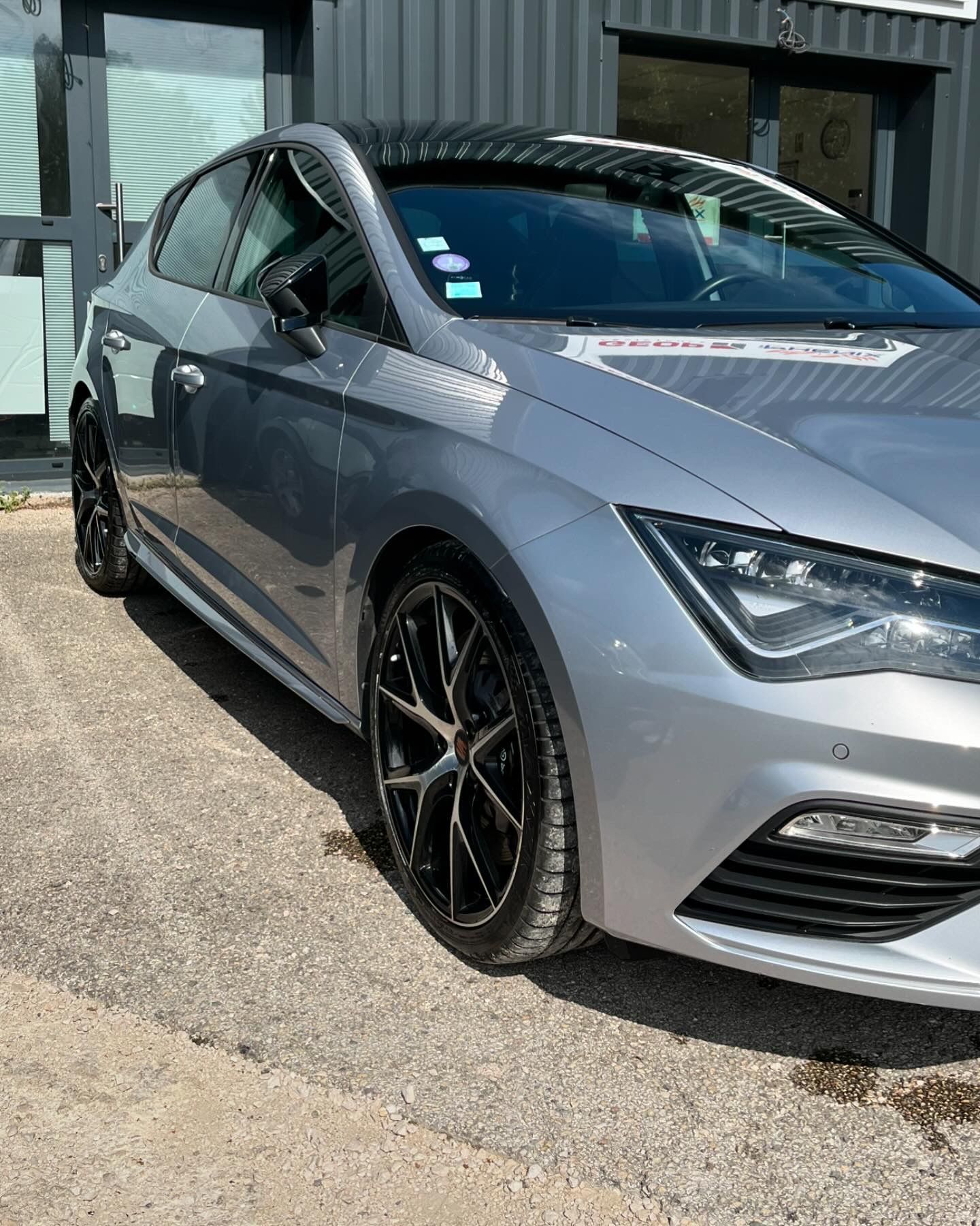 Voiture grise après lavage