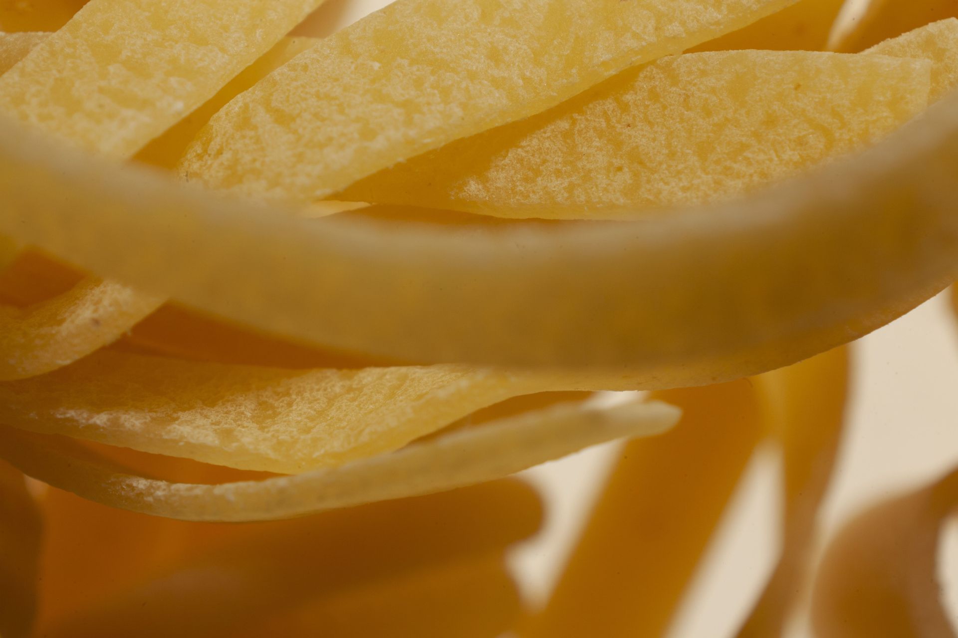 Un primer plano de un trozo de pasta sobre una superficie blanca.