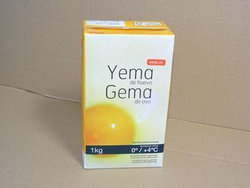 Yema Gema de ovo, caja blanca y amarilla con etiqueta de 1 kg sobre fondo liso.