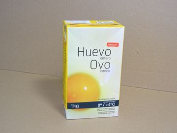 Caja de huevos HuevOvo, cartón blanco y amarillo sobre una superficie beige.