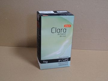 Caja de jabón de baño de la marca Clara de 1 kg sobre una superficie lisa.