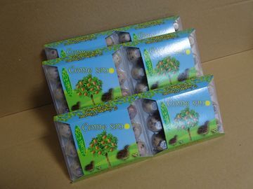 Seis cartones de huevos apilados en dos filas, con etiquetas verdes y blancas que muestran imágenes de granjas y pastos.