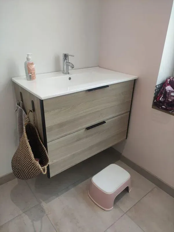 Un lavabo avec des tiroirs dans une salle de bains