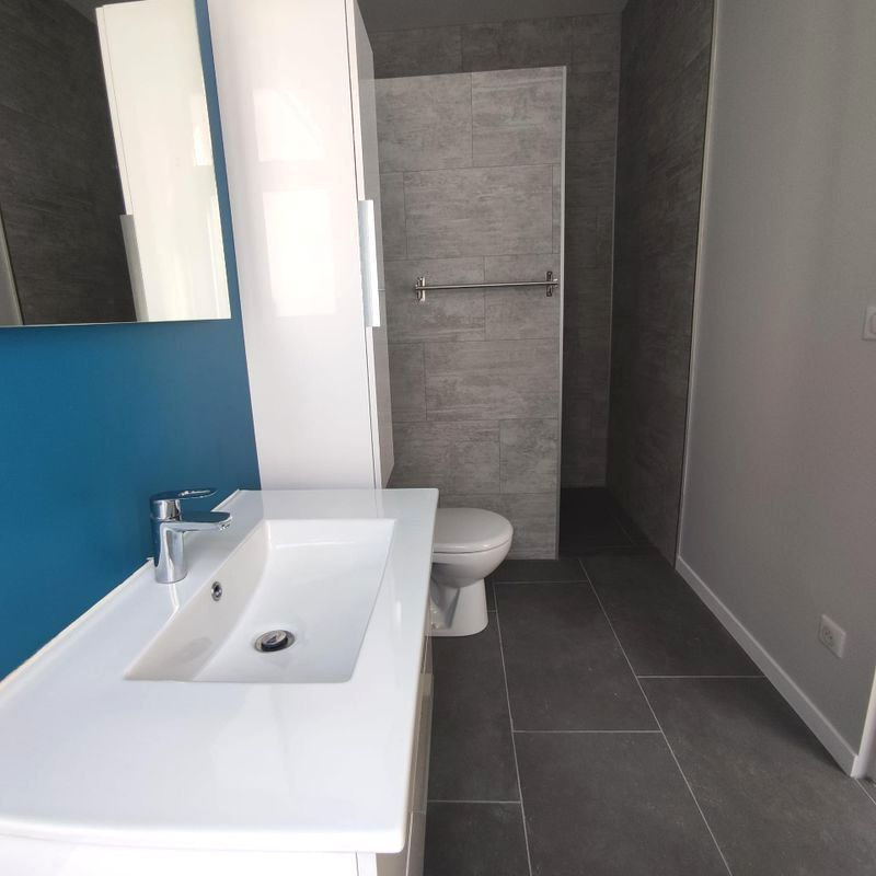 Un lavabo dans une salle de bains