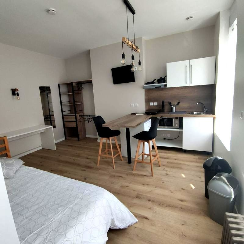 Un studio avec un lit en premier plan