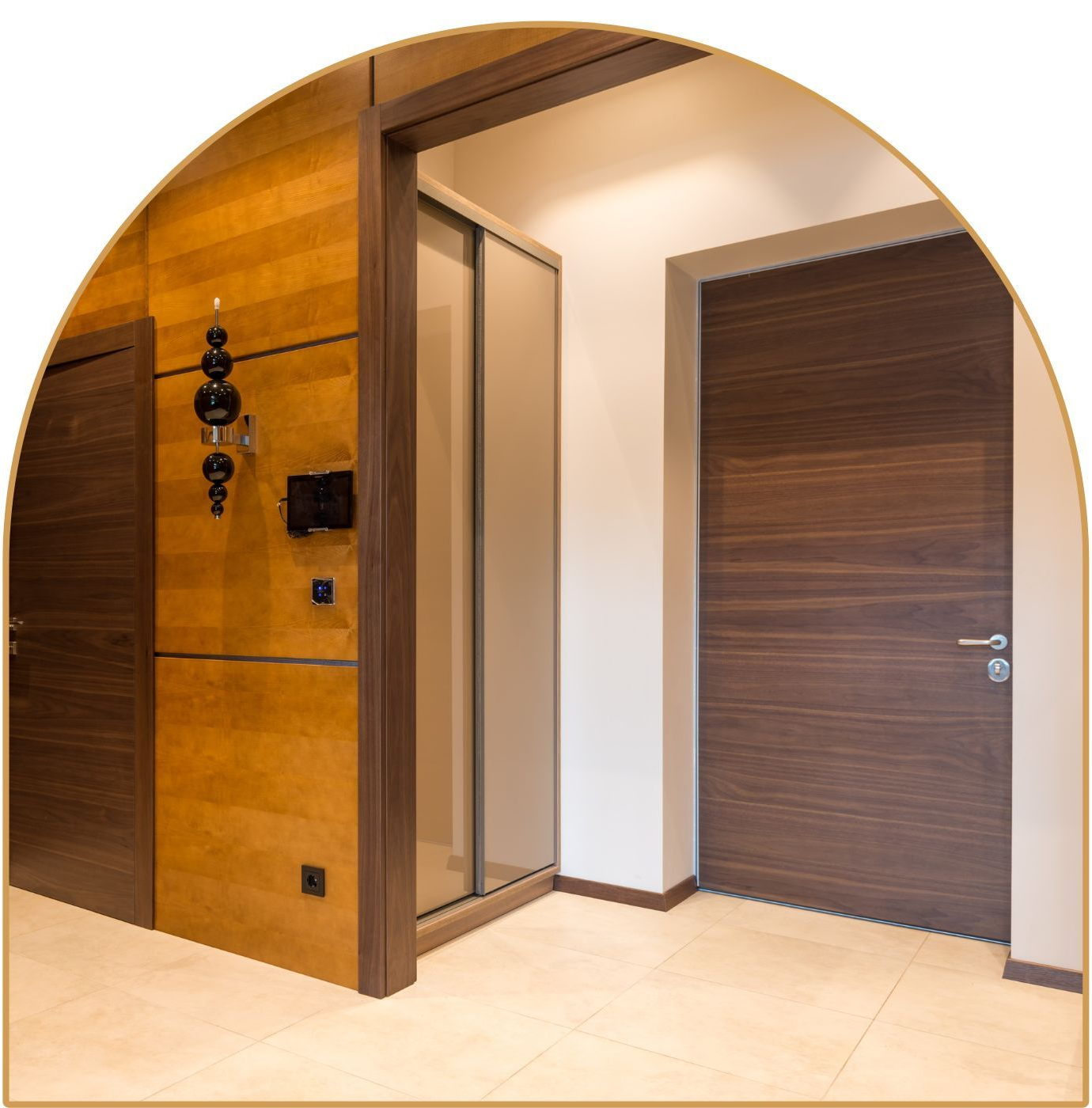 Entrada a un apartamento moderno con paredes revestidas de madera, suelo de baldosas beige y dos puertas marrones.